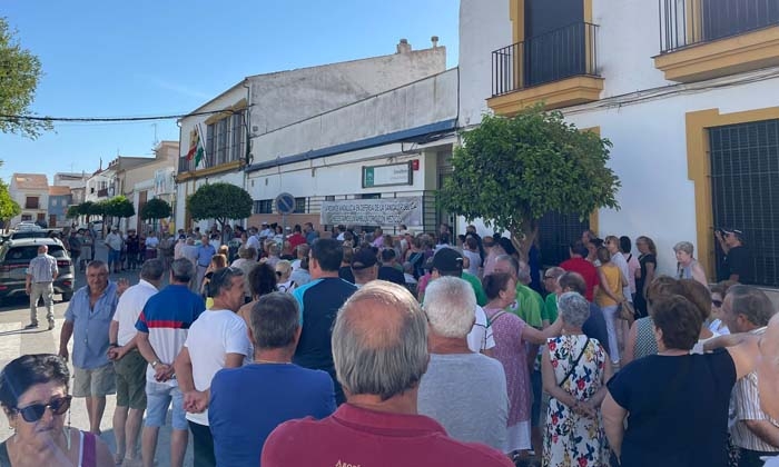 Concentraci&oacute;n ante el consultorio de La Roda de Andaluc&iacute;a.