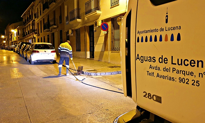 Actuaci&oacute;n de los operarios de Aguas de Lucena.