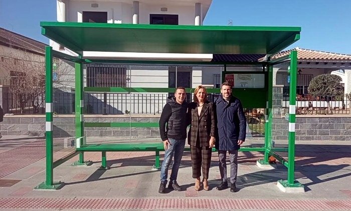 La Junta renueva las paradas de autobuses en nueve municipios de la comarca de Antequera