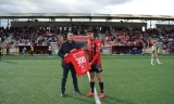 Salva Vegas recibe la camiseta de sus 300 apariciones como jugador rojillo de menos del presidente Francis Cabeza