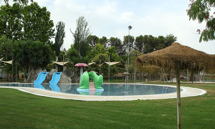Piscina municipal de verano, antes de su apertura hoy jueves.