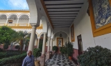El padre Antonio Herrera, en el interior del claustro