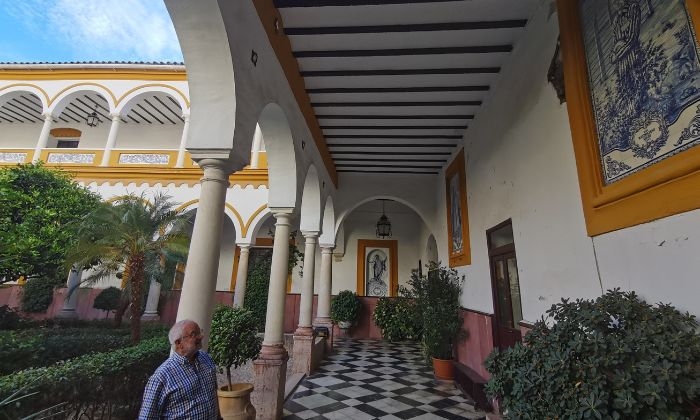 El padre Antonio Herrera, en el interior del claustro