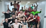 El plantel pontan&eacute;s celebra su victoria en Chap&iacute;n (0-1)