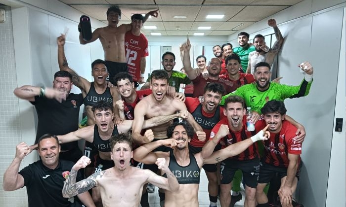 El plantel pontan&eacute;s celebra su victoria en Chap&iacute;n (0-1)