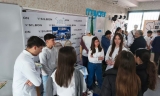El IES Sierra de Aras de Lucena re&uacute;ne a 45 expositores en su segunda feria empresarial