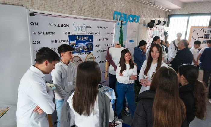 El IES Sierra de Aras de Lucena re&uacute;ne a 45 expositores en su segunda feria empresarial