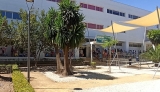 Acceso principal a la piscina de verano.