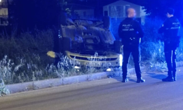 Vuelco de un coche en la carretera de Rute, dentro del t&eacute;rmino municipal de Lucena.