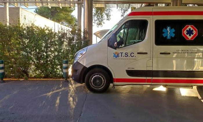 Ambulancia en el Hospital Infanta Margarita de Cabra.