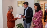 Bombarelli, viuda del filólogo Gómez Asencio, dona varias obras de su esposo a Estepa