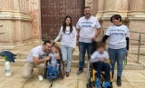 Las familias de Adrián y Abel, dos niños con enfermedades raras, llevan al Parlamento andaluz la lucha por una enfermera en el colegio