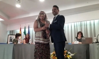 Manuela Romero traspasa el bastón de alcalde a Juan Manuel Poyato.