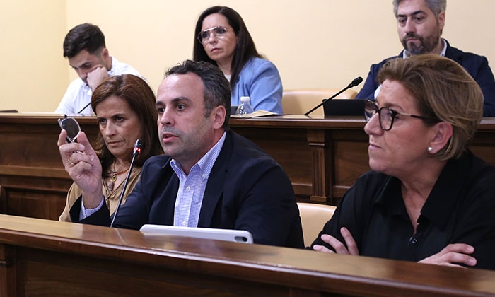 En el centro, el concejal de Servicios Operativos, Javier Pineda, durante su intervenci&oacute;n.