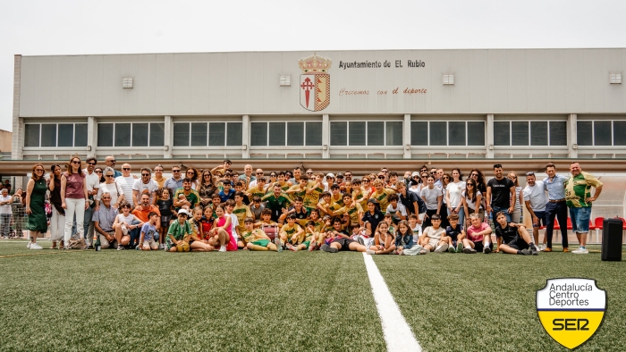 Plantilla, cuerpo t&eacute;cnico y padres del equipo infantil de Peloteros