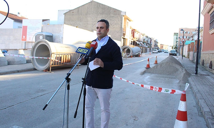 Javier Pineda, concejal de Obras, en la calle Juan Manuel de Ar&eacute;jula.