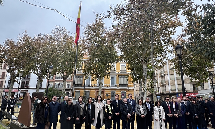 Corporaci&oacute;n municipal y autoridades locales delante de la bandera.