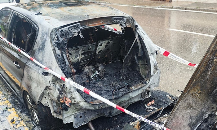 Arden dos veh&iacute;culos por una causa "fortuita" en la calle Hoya del Molino de Lucena