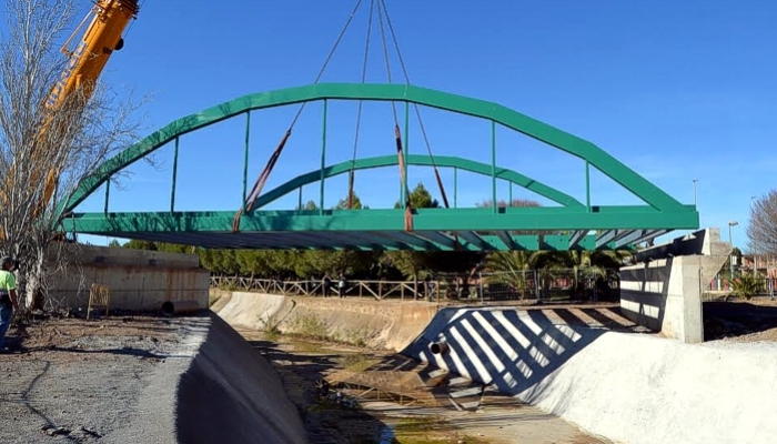 Campillos avanza en su plan de prevención de inundaciones e instala un puente elevado en el camino de los Pilones