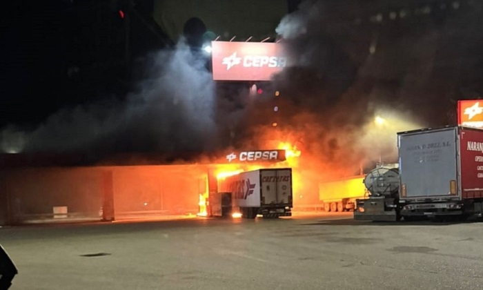 Arde un cami&oacute;n en la gasolinera Cepsa pr&oacute;xima a la A92 en Aguadulce