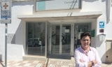 La alcaldesa de Fuente-T&oacute;jar, a las puertas del consultorio.