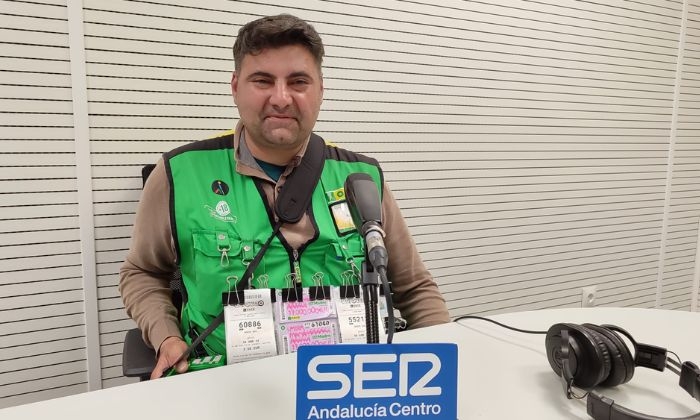 Rafael Delgado "Maguillo", vendedor de la ONCE en Osuna, reparte 35.000 euros del cup&oacute;n de este jueves.