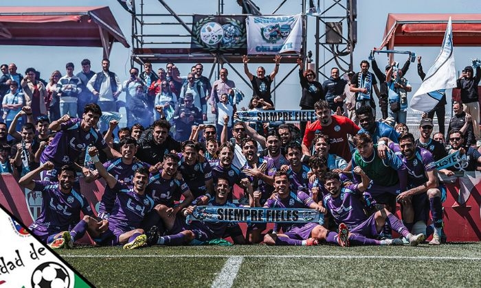 El plantel celeste celebra la victoria en Sevilla con sus aficionados desplazados