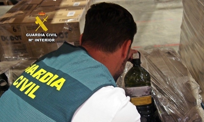 Desmantelado un grupo organizado tras robar casi 5.000 litros de aceite en una cooperativa de la Sierra Sur