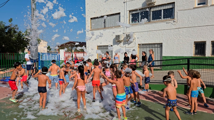Piscina, comedor, excursiones y diversi&oacute;n sin fin: as&iacute; es la escuela de verano de Mollina que conquista a toda la comarca