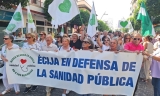 Marea Blanca &Eacute;cija moviliza a cientos de vecinos en una gran manifestaci&oacute;n por la sanidad p&uacute;blica