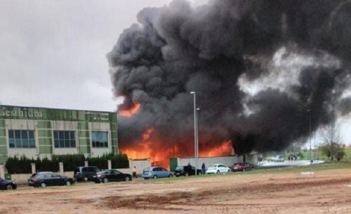 Sofocado el incendio en las instalaciones de una empresa de tratamiento de residuos en Puente Genil