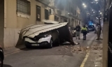 Tejado desprendido sobre un veh&iacute;culo.