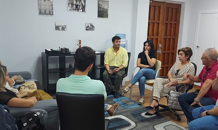 Reuni&oacute;n de Cs Lucena con vecinos afectados por la okupaci&oacute;n en la calle Cabrillana.