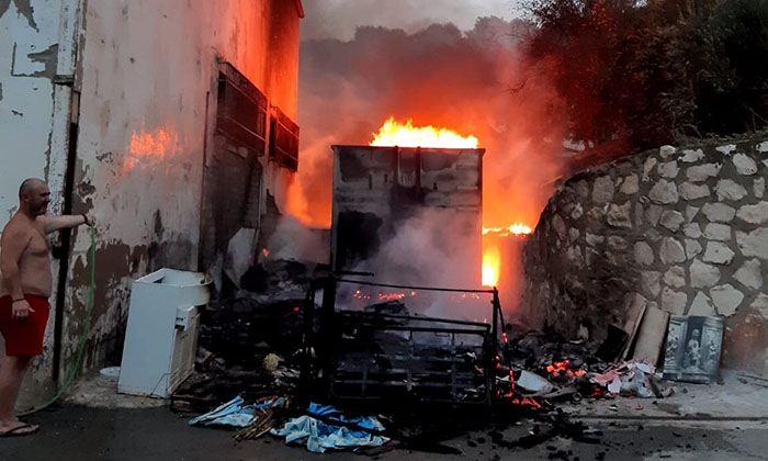 Incendio en un contenedor de punto limpio en Jauja.