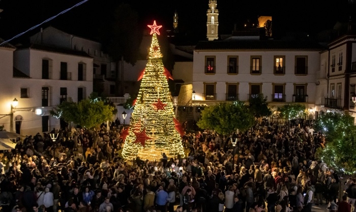Estepa, ciudad de la Navidad, celebra con cientos de personas el encendido de su alumbrado