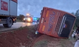 Cuatro menores heridos por el vuelco de un autob&uacute;s escolar en la carretera de Matarredonda