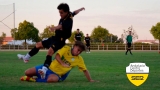 Nacho Mart&iacute;n y Jos&eacute; Chiva en una disputa de bal&oacute;n