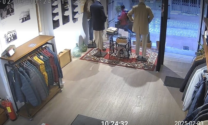 Instante en el que abandona, tras el hurto, la tienda Los Caminos.