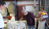 Exposici&oacute;n provisional del pilar en los almacenes de Patrimonio.