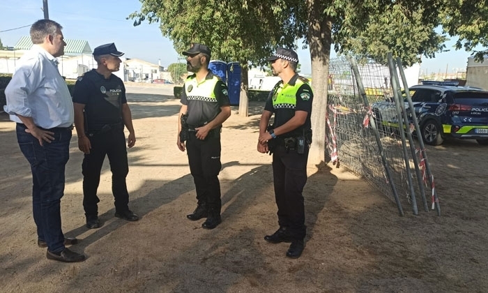 El concejal de Seguridad Ciudadana de Lucena y agentes de la Polic&iacute;a Local.