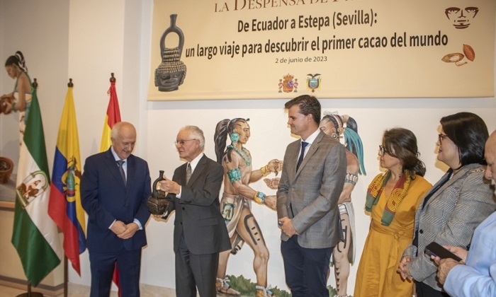 Ecuador entrega al Museo del Chocolate de Estepa la réplica de una vasija clave sobre el origen del cacao