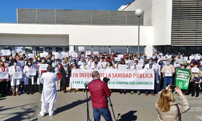 Manifestaci&oacute;n a las puertas del hospital de Montilla.