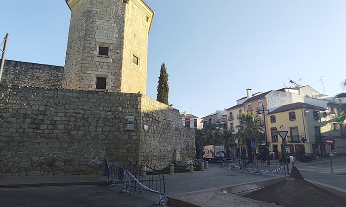 Castillo del Moral de Lucena, con la zona perimetrada en los exteriores.
