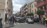 Veh&iacute;culos policiales en la calle San Francisco.