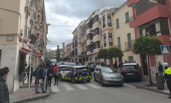 Veh&iacute;culos policiales en la calle San Francisco.