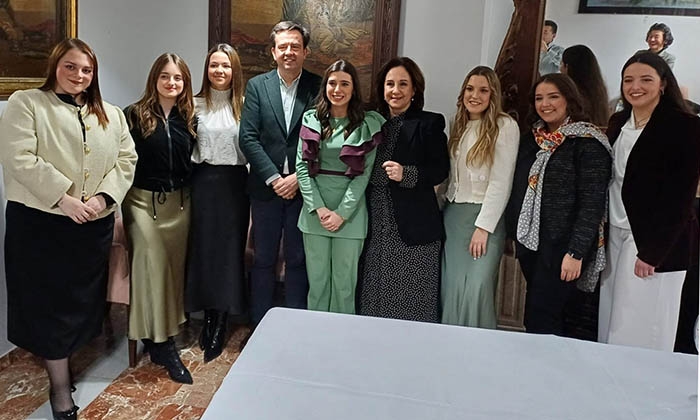 En el centro, entre el alcalde y la edil de Fiestas, la aracelitana mayor.