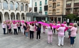 Lucena celebra el Día Mundial Contra el Cáncer de Mama con un gran lazo rosa en la Plaza Nueva