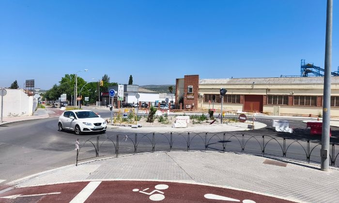 Vecinos y empresarios de Lucena reclaman la apertura al tr&aacute;fico de la rotonda situada en la avenida de la Infancia