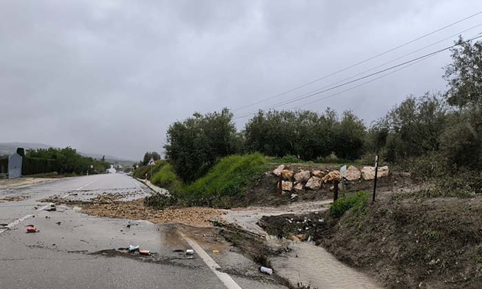 Graves desperfectos ocasionados por la tormenta en la carretera de Rute, dentro del t&eacute;rmino municipal de Lucena.