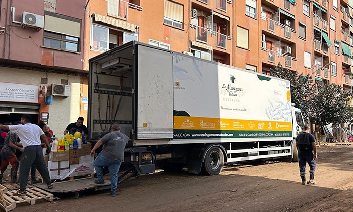 Descarga en Alfafar del cami&oacute;n de La Manzana de Ad&aacute;n.